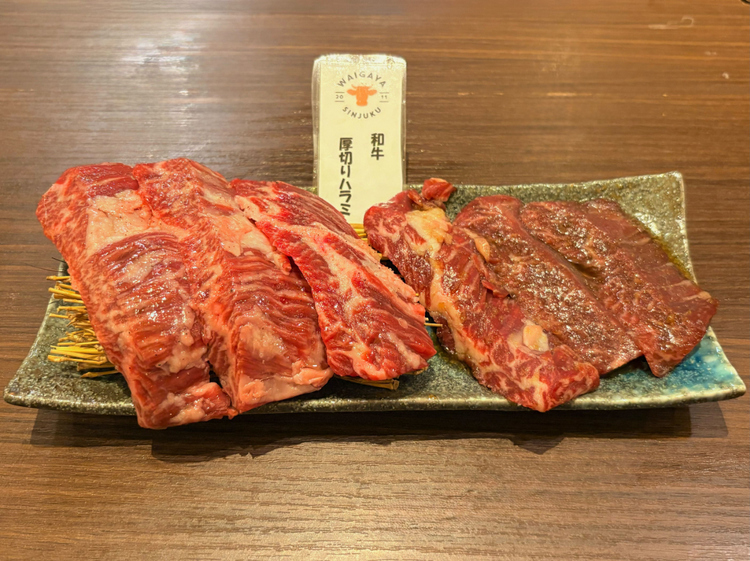 厚切りハラミは「タレ」と「塩」の2つの味を食べ比べ。噛みしめるほどに肉汁が溢れます。※画像は3人前 