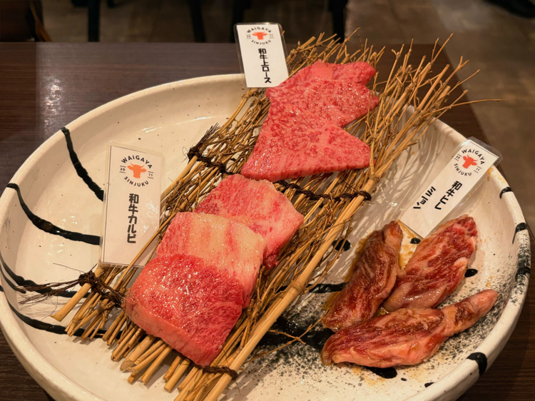 和牛ヒレミニョン・和牛カルビ・和牛上ロースの盛り合わせ。きめ細やかなサシと赤身のバランスが絶妙な最高級部位が並びます。※画像は3人前 