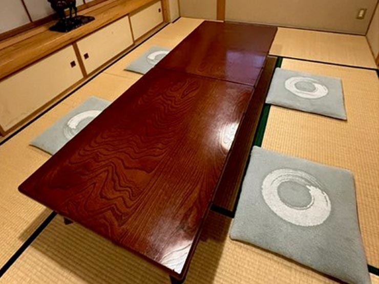 割烹惣門の内観