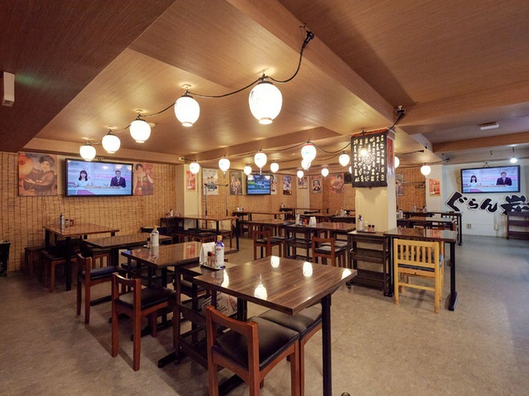 秋田駅前酒房　ぐらん炭の内観