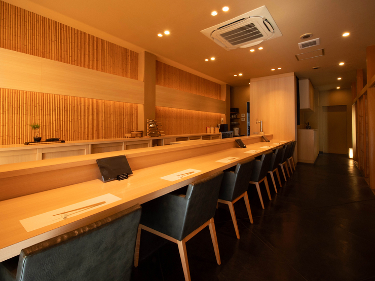 紫の店内