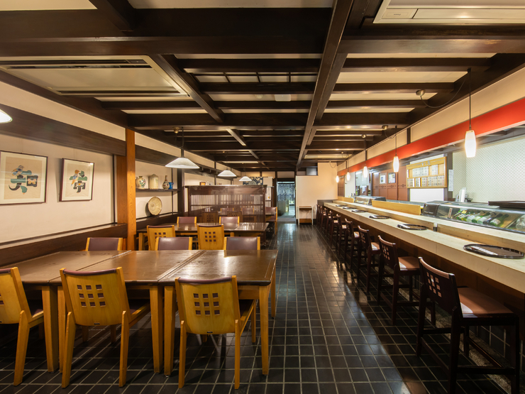 日本料理　すし丸本店の店内