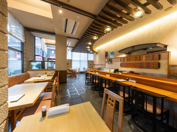 すし丸　道後店の店内