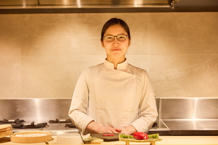 「鮨割烹」料理長の渡邉ひかるさん。名店仕込みの確かな技術をベースに、自由で瑞々しい感性を一皿に宿す 