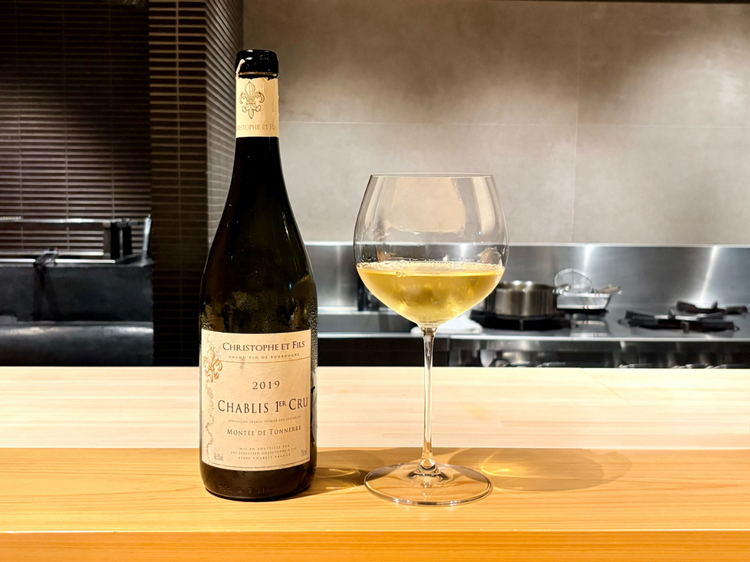 料理の濃厚な旨みに寄り添う、2019年ヴィンテージの「シャブリ プルミエ・クリュ」