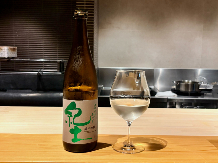 すっきりとした辛口の味わいで、握りの旨みを引き立てる「紀土 純米吟醸 カラクチキッド」 