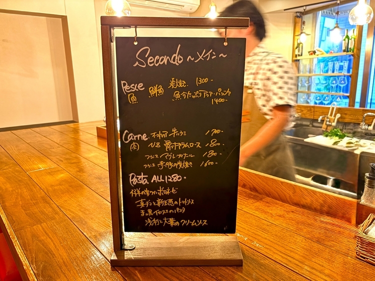 その日の仕入れに合わせたおすすめ料理や、自分好みに選べるパスタなど、眺めるだけでワクワクするメニュー表 