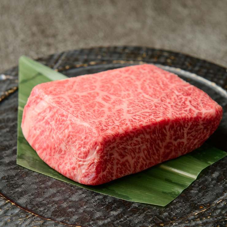 東京の焼肉店で提供されるサシの入った美しい和牛の塊肉（厚切り肉）