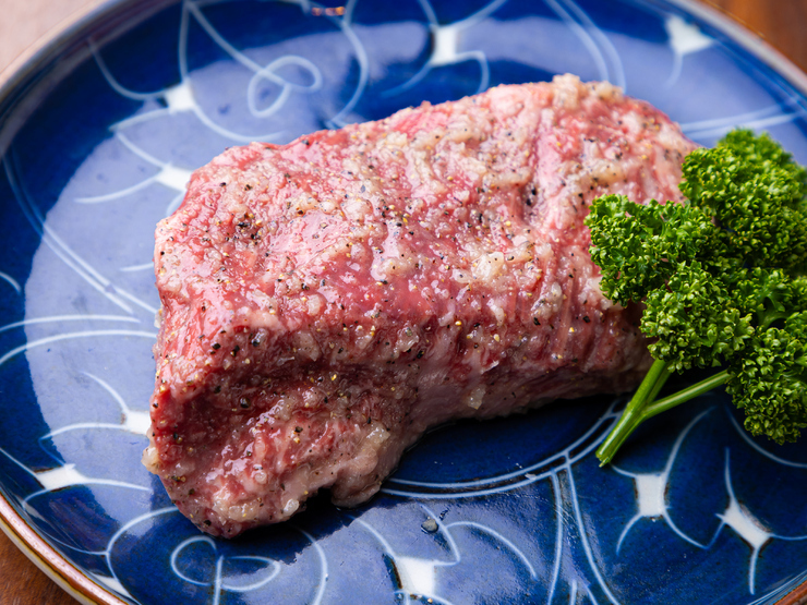特製塩だれでもみ上げた塊肉を、目の前の網でスタッフが豪快に焼き上げる『名物　炎炎焼』