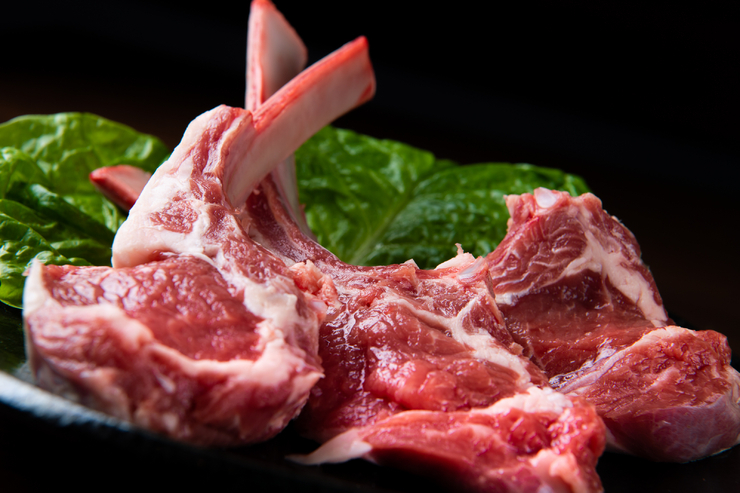 【羊の和。】博多の豪快な骨付きロース肉『ラムチョップ』。