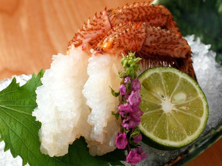 割烹　ながはまの活毛蟹刺身