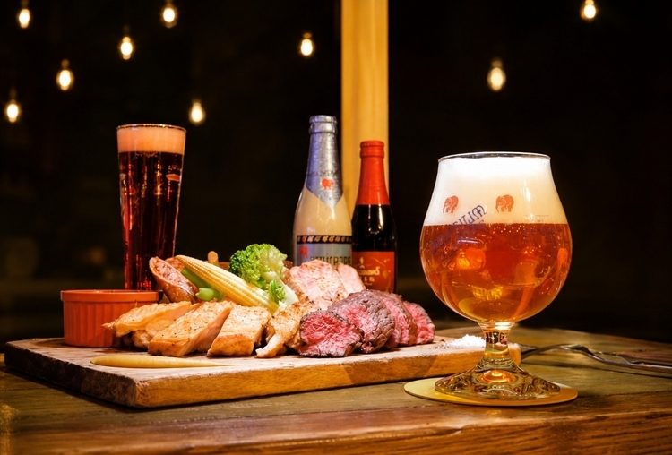 ディナータイムは肉料理も多彩にラインアップ。ビールとの相性も抜群です