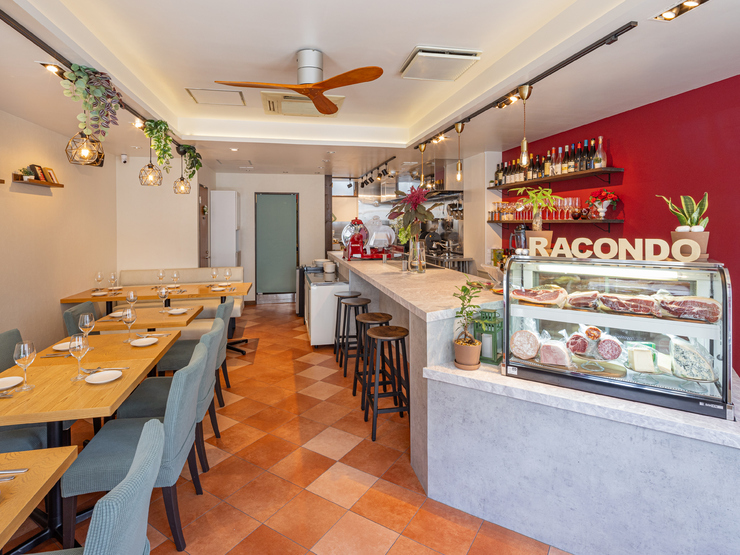 生ハムとワインの店 RACONDOの内観