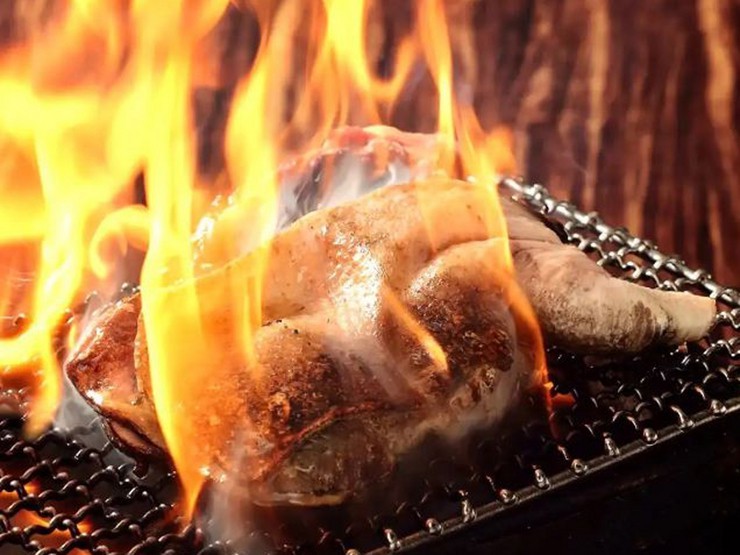 肉の旨みを炭火焼きの香ばしい香りが包み込む『名古屋コーチンの炭火焼き』