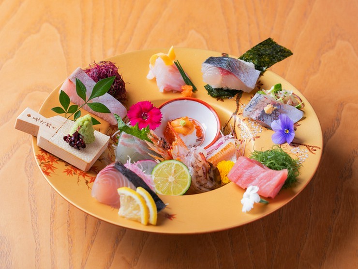 お店のこだわりをうかがえる『玄海天然鮮魚十種の活鮮盛り』