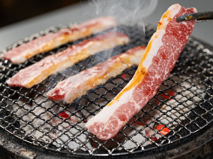 焼肉食べ放題　炭火黒ベコのカルビ