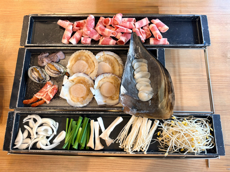 特注の鉄板で豪華食材を一気に焼き上げる『鉄板3種焼き』