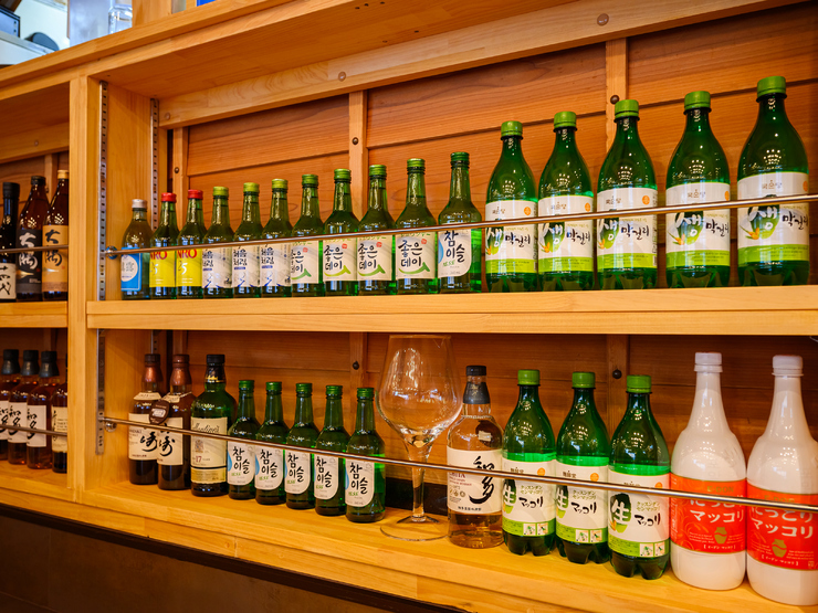 マッコリや韓国焼酎など、鉄板焼きにマッチするドリンクも充実