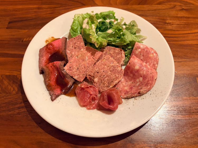 ローストビーフやパテドカンパーニュなど、贅沢な自家製肉料理がずらりと並ぶ盛り合わせ 