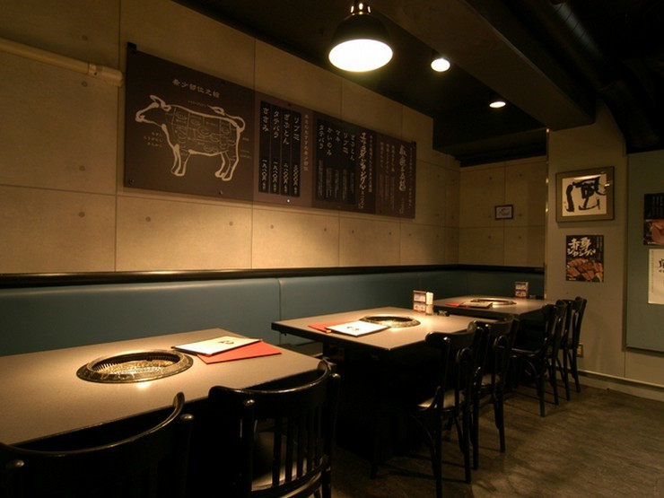 焼肉もとやま　新宿店の店内