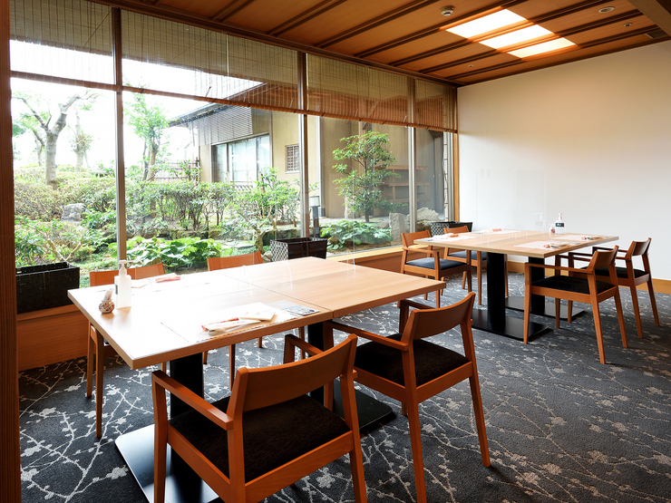 日本料理八万ぼりの内観