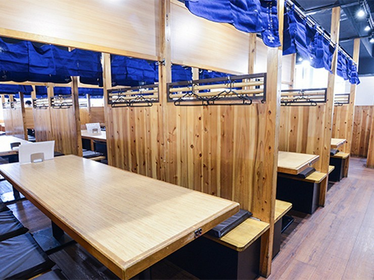 木を基調とした開放感のある店内