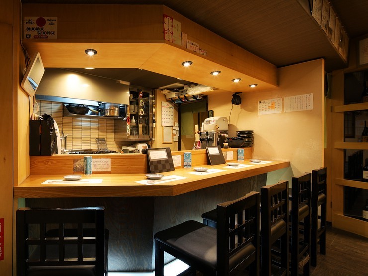 店主のアットホームな雰囲気を間近で楽しめるカウンター席
