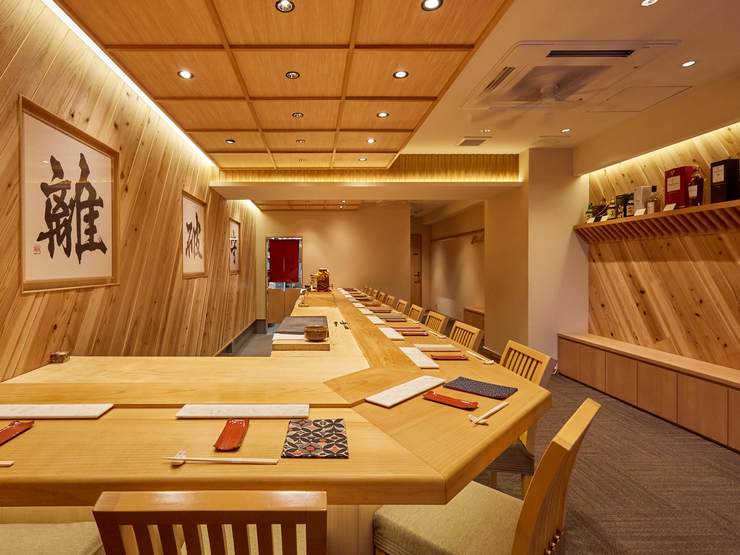 鮨練磨の店内