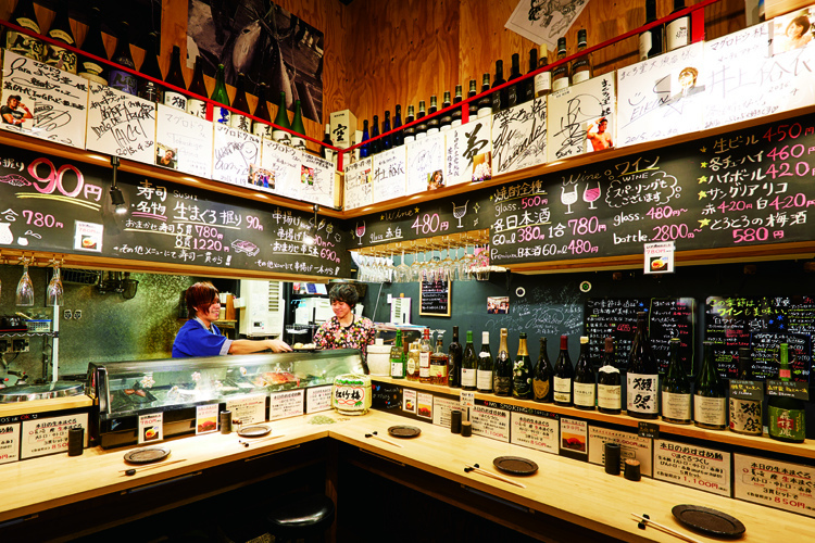 カウンター中心にライブ感あふれる店内