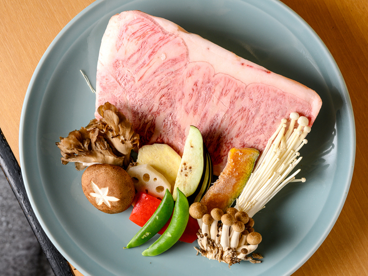 直営店だからこそ実現する肉質の良さ。群馬の新鮮野菜や旬の味覚や地酒も揃う