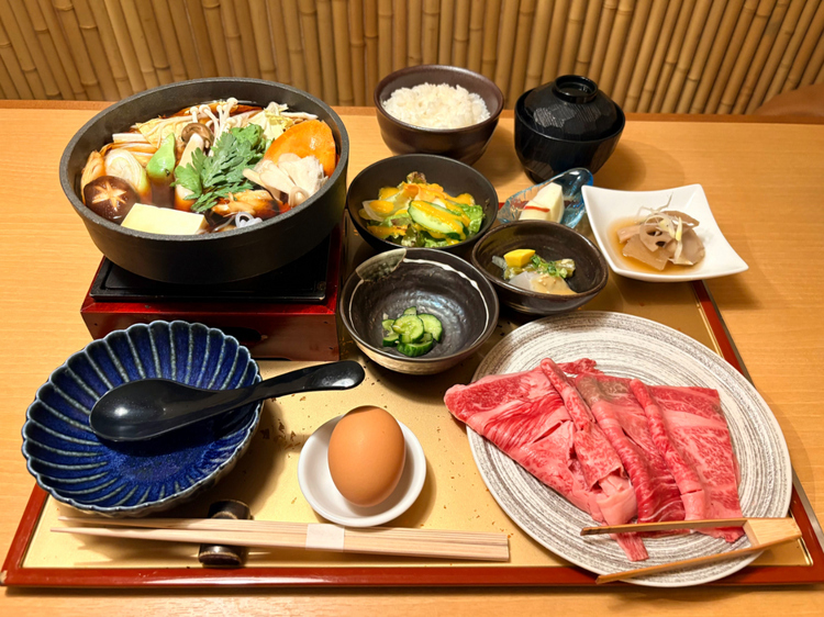 国産和牛ロース『すき焼き御膳』4,840円（税込）。一人ひとりに提供される贅沢なお膳仕立て 