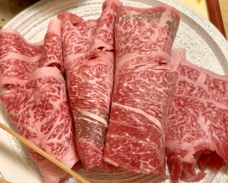 鮮やかなサシが目を引く上質なロース肉。部位ごとの魅力を引き出す技でカットされる 