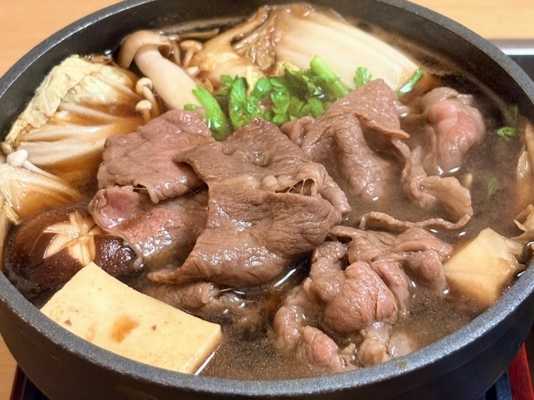 特製割り下でぐつぐつと煮込むすき焼き。立ち上る芳醇な香りが食欲をそそる 
