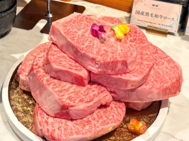 鉄板で香ばしく焼かれたA5ランク和牛のステーキも