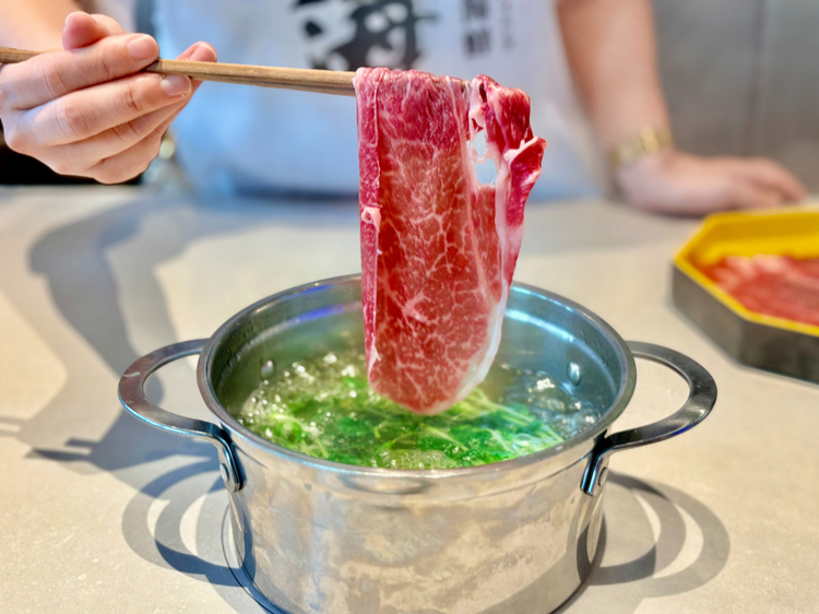6種類の中から選べるスープでお肉や野菜をしゃぶしゃぶに