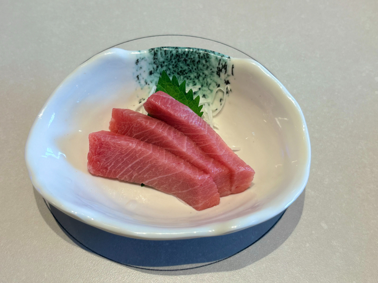 切り立ての新鮮なお刺身は、口の中でとろける絶品です <br />
