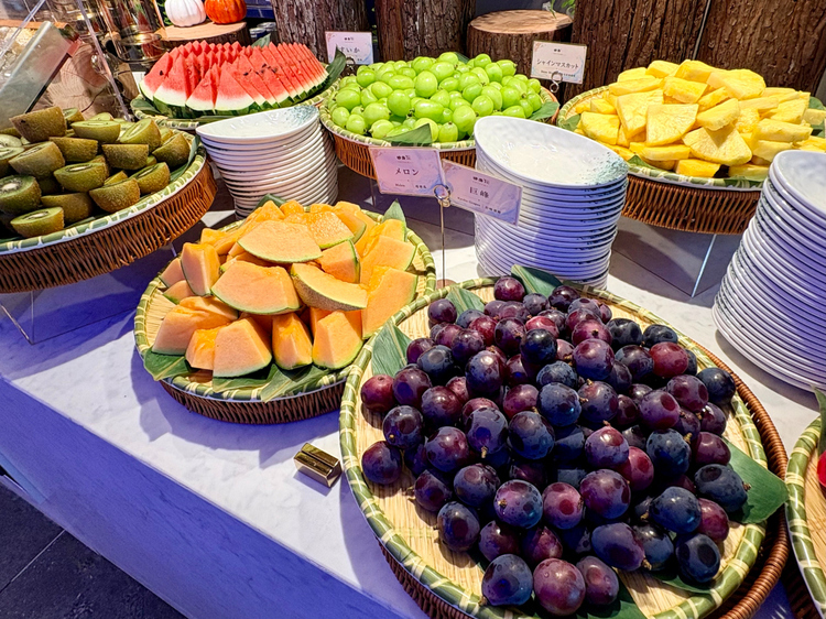 〆のアイスクリームやケーキ、フルーツもラインアップ