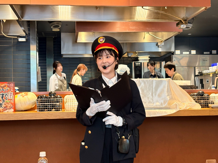 特別列車「美食探検号」の車掌に扮したスタッフさんが出迎えてくれました
