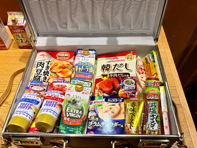 トランクにぎっしり詰め込まれた秋の新商品。「食の旅」への期待が高まります 