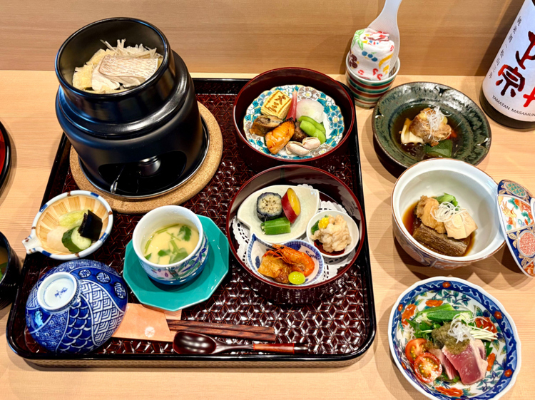 1日10食限定の「鯛めし御膳」6,000円（1ドリンク付）。『季節の彩り八寸』や茶碗蒸し、選べるメイン、デザートまでついた贅沢な内容 