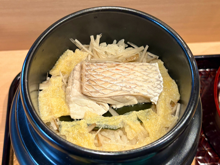 注文ごとに固形燃料で一合ずつ炊き上げる「鯛めし」 