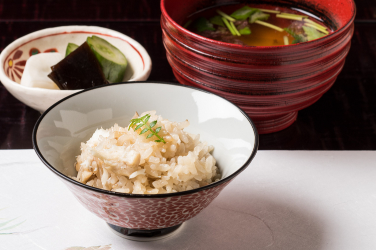 鯛めしに加えて、味噌汁と香の物（漬物）もセットに