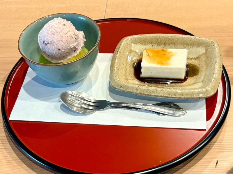 「嶺岡豆腐」を用いた『ごま豆腐』と自家製の『ヨーグルトアイスクリーム』 
