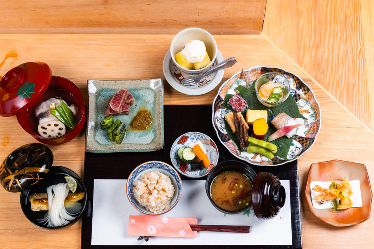 ディナーメニュー「月替わり旬菜おまかせコース」13,200円（2時間制1名様～利用可能／※要予約）。内容：先付け、お吸い物、前菜盛り合わせ、お造り、炊き合わせ、強肴、ご飯、デザート