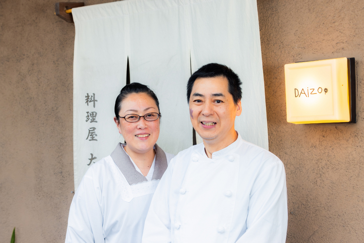 アットホームな笑顔で出迎えてくれる店主の橋田大三さんと、お酒ソムリエ（利き酒師）の女将・橋田和江さん