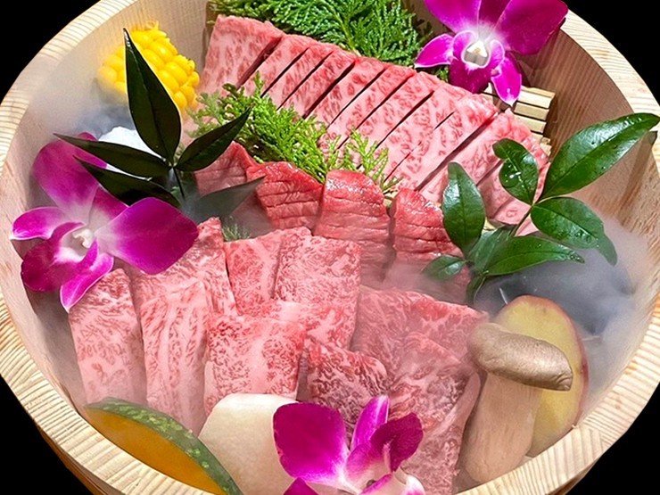 煙の中から現れる贅沢な上質和牛の盛り合わせ『肉玉手箱』
