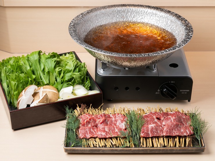 馬刺しをだしにサッとくぐらせて味わう『馬肉しゃぶしゃぶ』