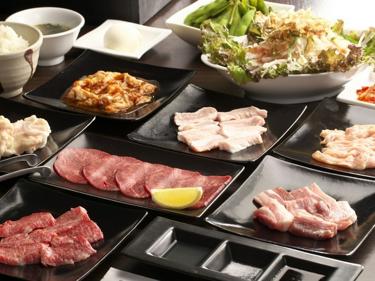 全国各地より仕入れた高品質な牛肉を炭火焼きで