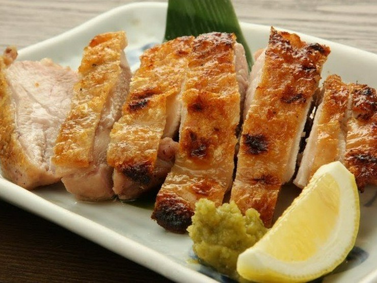 皮はパリパリ、中はしっとりジューシーな『大山鶏もも塩焼き』