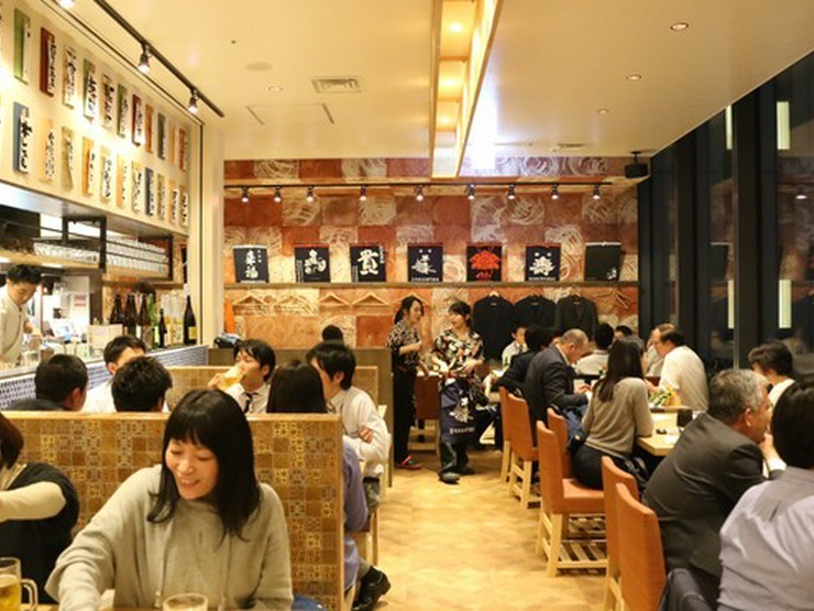 賑やかで開放感のある店内